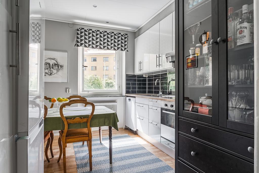 Köket erbjuder gott om plats för matbord