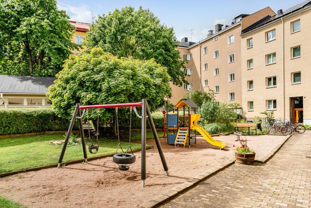 Härlig innergård med sittplatser och grillmöjligheter