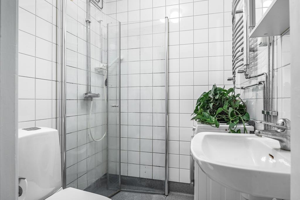 Duschrum med bekvämligheter som egen tvättmaskin