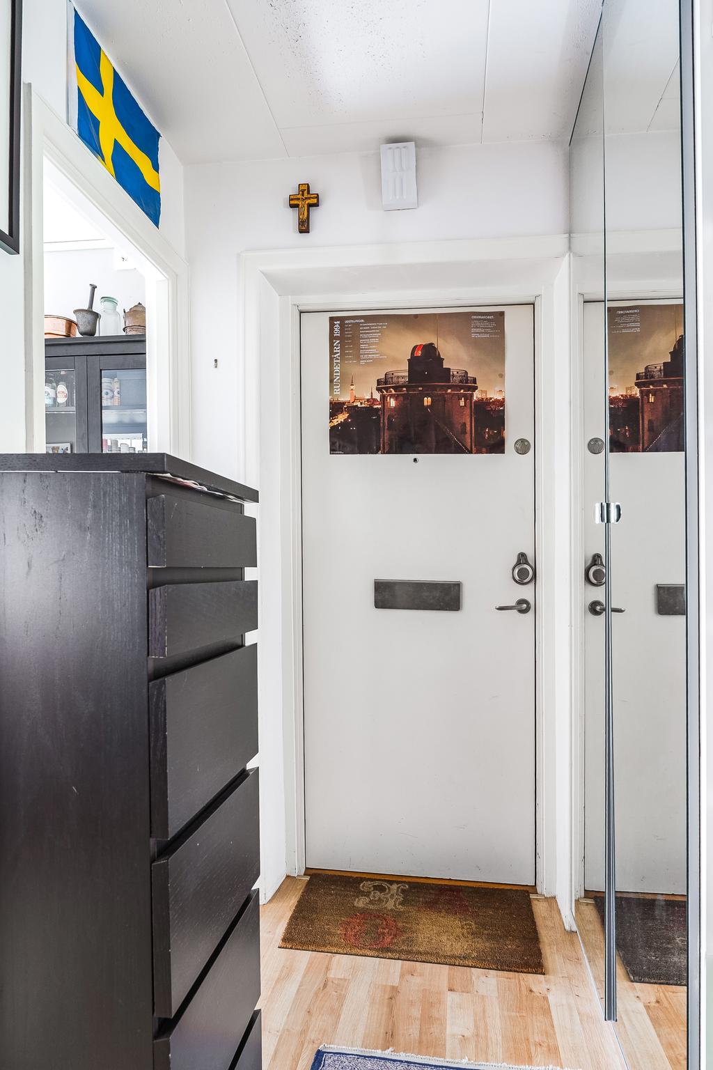 Hall med dolda förvaringsmöjligheter tack vare garderob med skjutdörrar