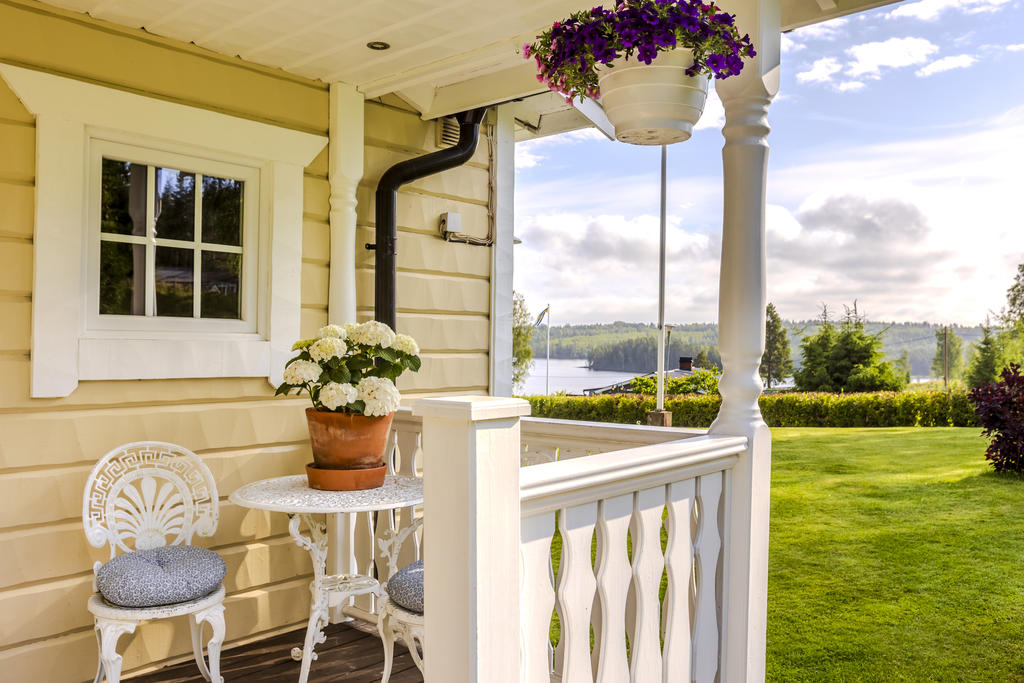Verandan utanför entrén