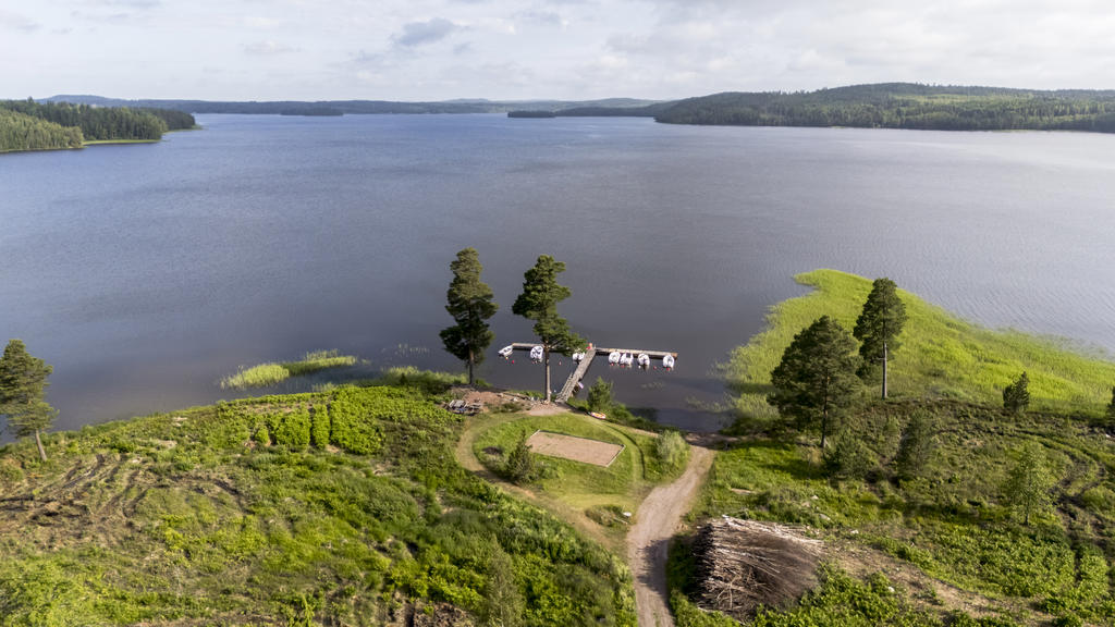 Den gemensamma badplatsen och bryggan