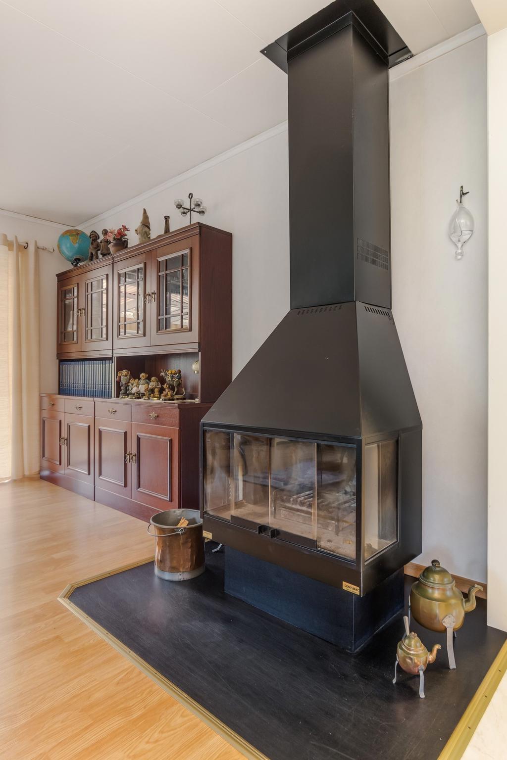 Kamin i vardagsrum.