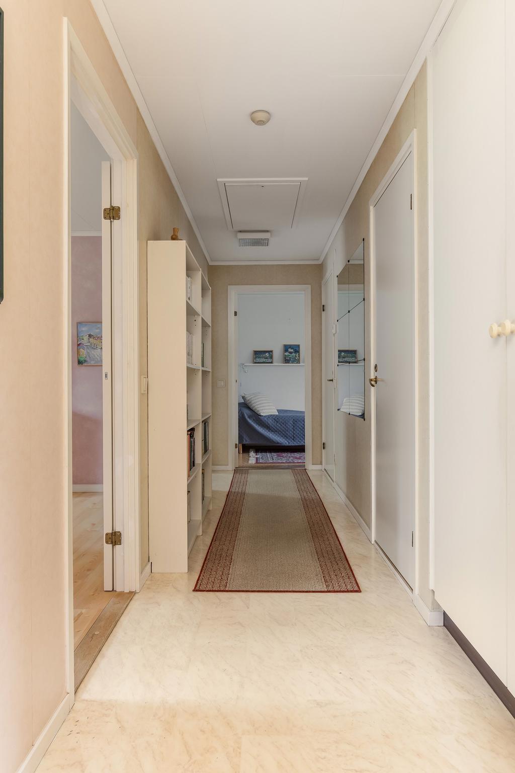 Hall med garderober och städskåp