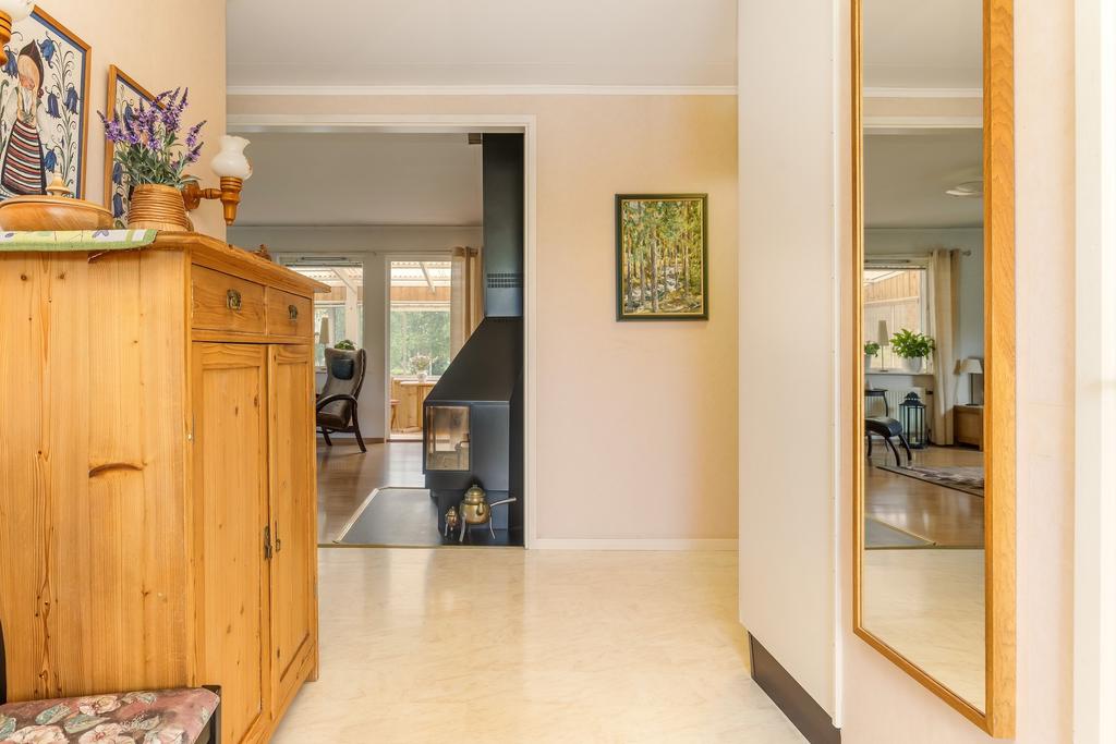 Hall i vinkel med avhängningsplats, klädkammare, garderob och städskåp