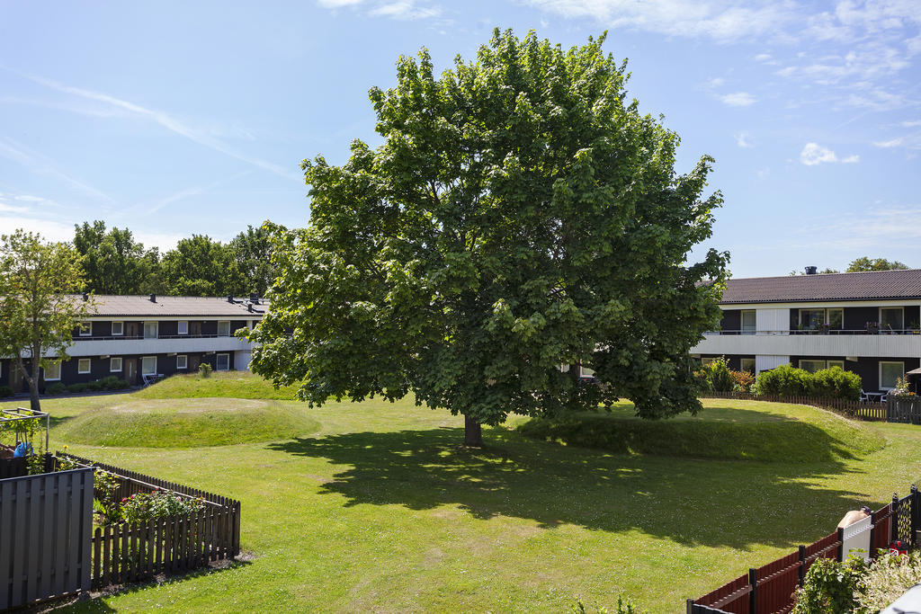 Från balkongen har man utsikt över det gröna och välskötta området