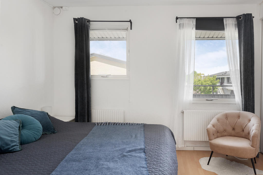Sovrum 1 - master bedroom - med en hel garderobsvägg