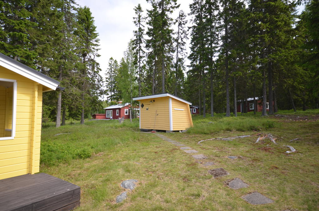 Boden med utedass och redskapsförråd.