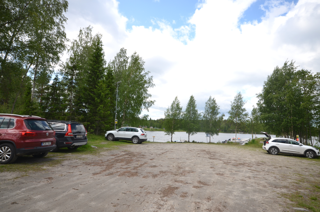 Parkeringsytan vid båthamnen.