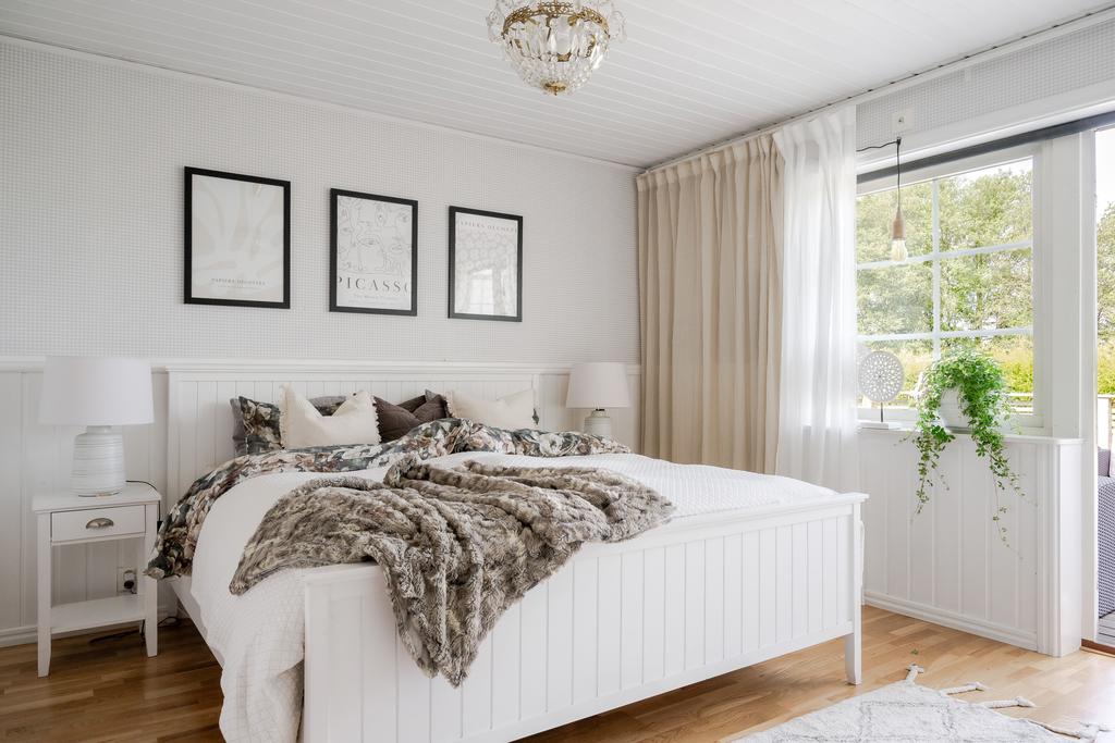 Sovrum med utgång till altan