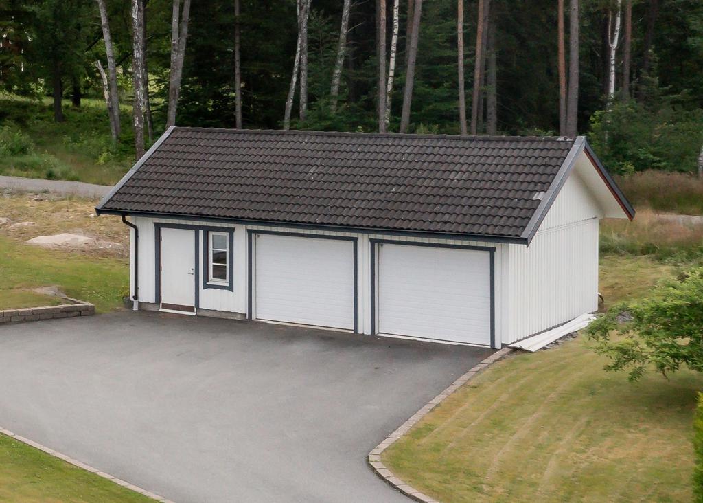Dubbelgarage med förråd