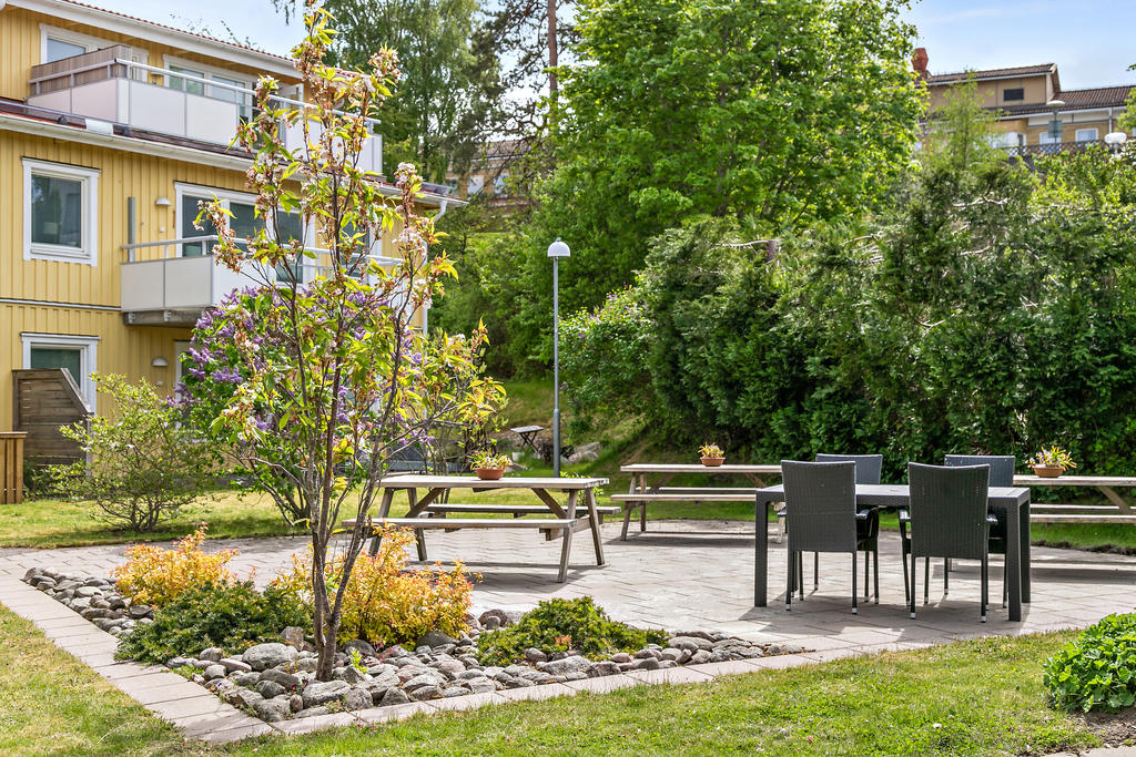 Denna välplanerade innergård erbjuder en inbjudande och lugn miljö mitt i staden. Här har varje detalj noggrant valts för att skapa en plats där både boende och besökare kan njuta av naturen, umgås och finna ro.