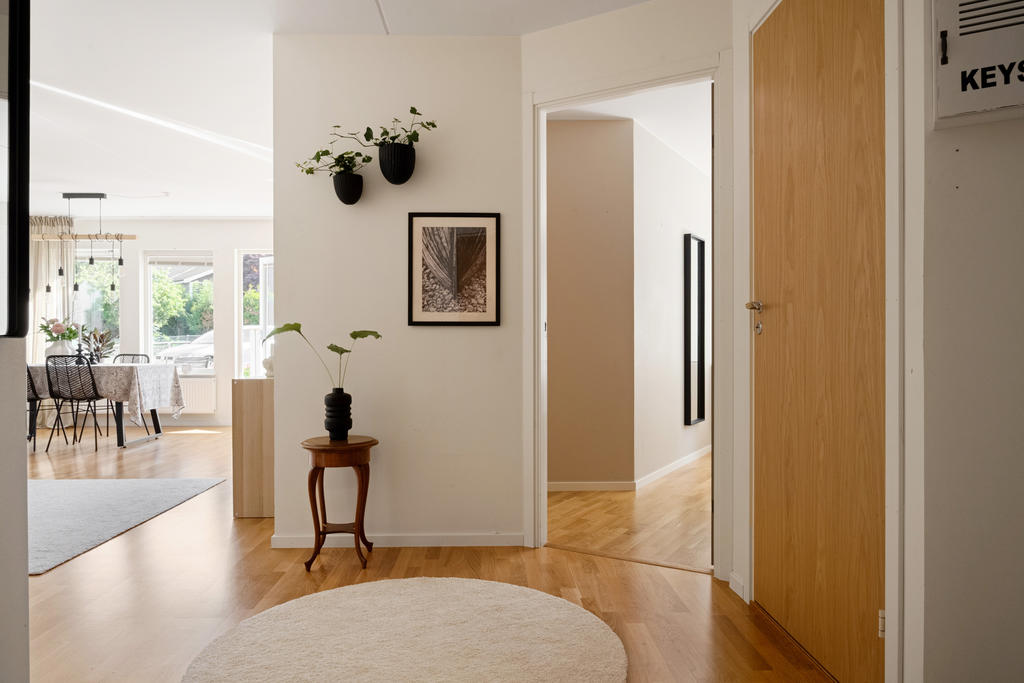 Välkommen in i en generös entréhall som sätter tonen för resten av bostaden – både praktisk och välkomnande med plats för hela familjens vardag.