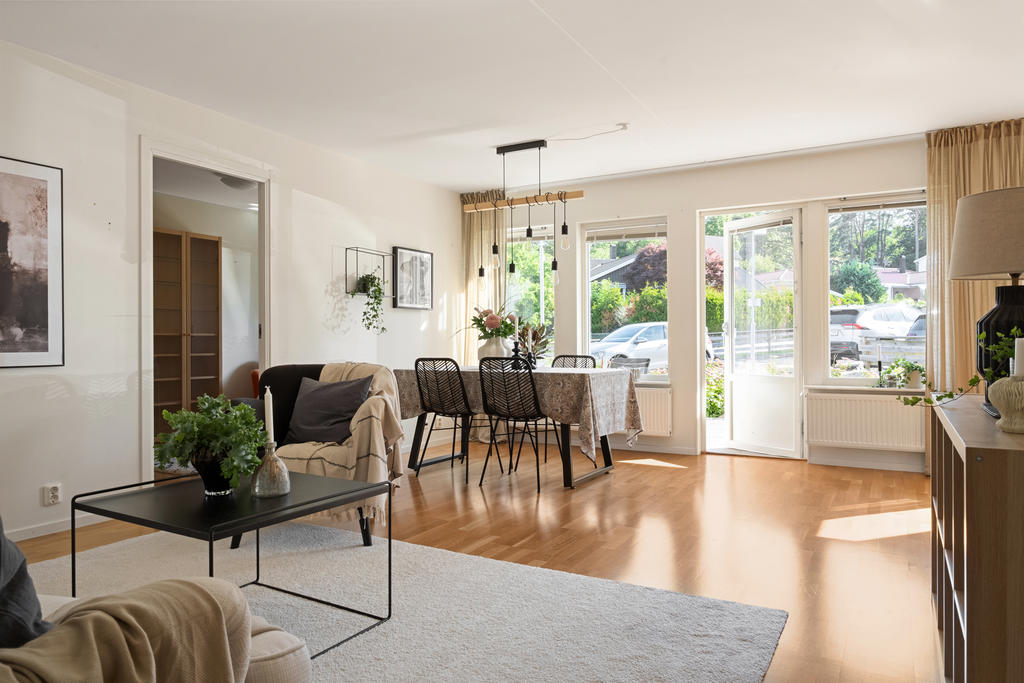 Välkommen till en rymlig och modern bostad där ljus och rymd står i fokus. Det stora vardagsrummet bjuder in till både avkoppling och social samvaro – med generösa fönsterpartier som släpper in rikligt med dagsljus och får rummet att kännas ännu större.

Det öppna köket och vardagsrummet flyter sömlöst ihop i ett luftig miljö – perfekt för middagar med familj och vänner. Här kan du laga mat samtidigt som du umgås, utan att känna dig isolerad 