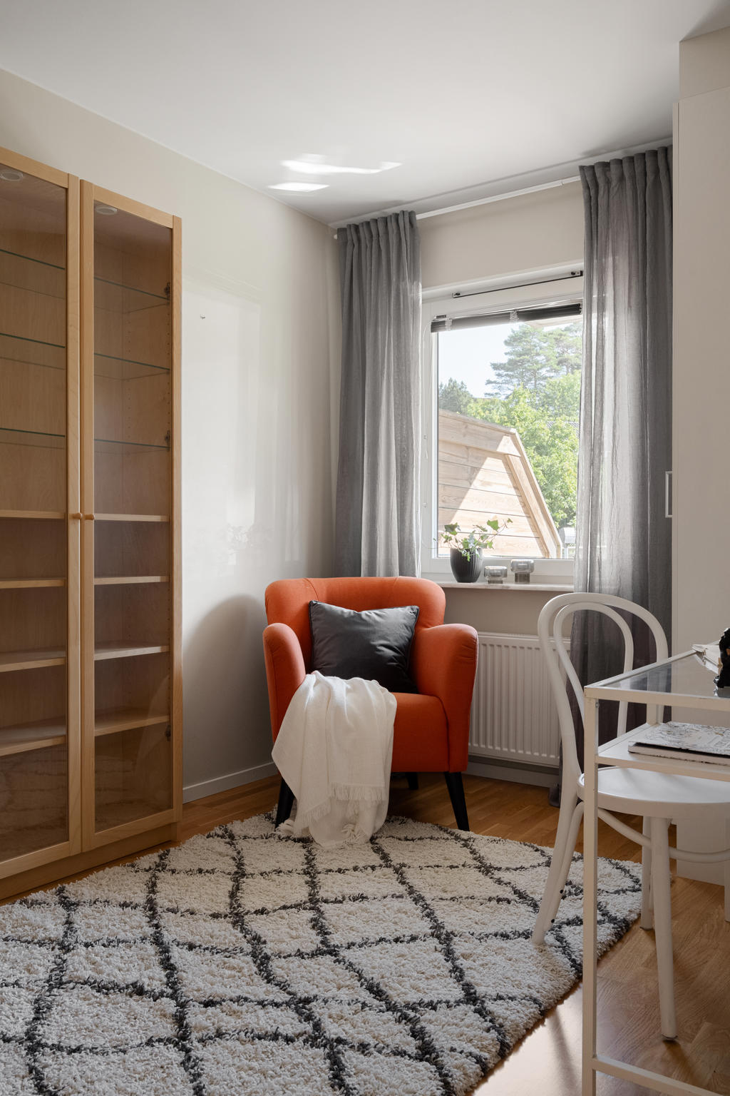 Andra sovrummet är ett multifunktionellt utrymme och ett av bostadens verkliga ess – hoppa mellan barnrum, gästrum eller hemmakontor med lätthet och stil.