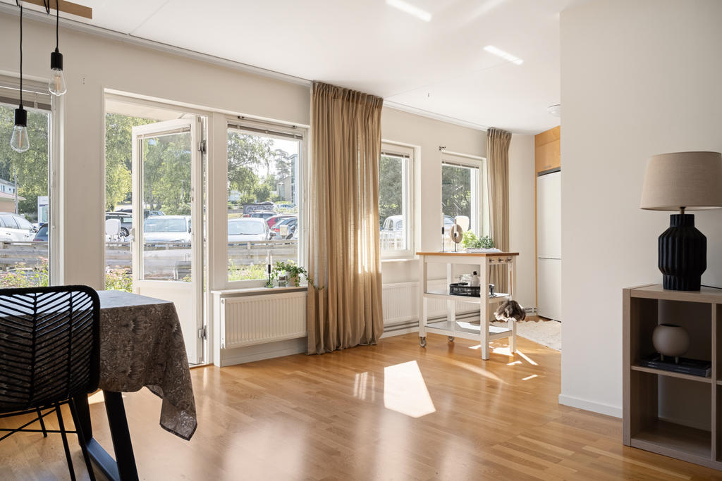 Den öppna planlösningen med naturlig koppling till altanen erbjuder en perfekt mix av social interaktion, ljus, flexibilitet och modern stil.