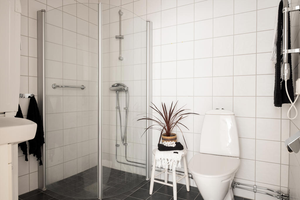Välkommen till ett stilrent och välplanerat badrum. Rummets helkaklade ytor skapar en känsla av lyx och lättskött kvalitet. Badrummet är utrustat med både tvättmaskin och torktumlare – en praktisk tvättpelare som sparar plats och förenklar vardagen.