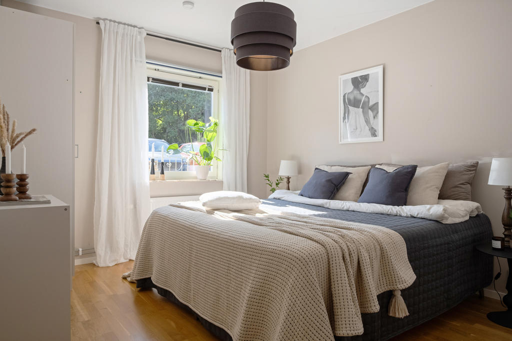 Välkommen till ett elegant och funktionellt master bedroom där komfort, förvaring och stil samlas i en harmonisk helhet.