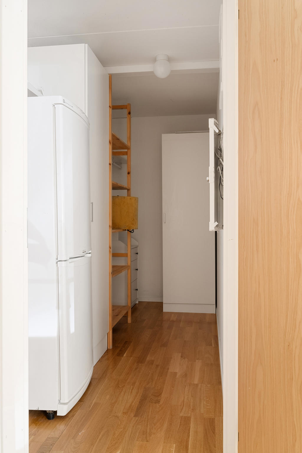 Ett välplanerat förrådsutrymme som utgör en ovärderlig tillgång i denna lägenhet – här erbjuds både smart förvaring och enkel åtkomst.