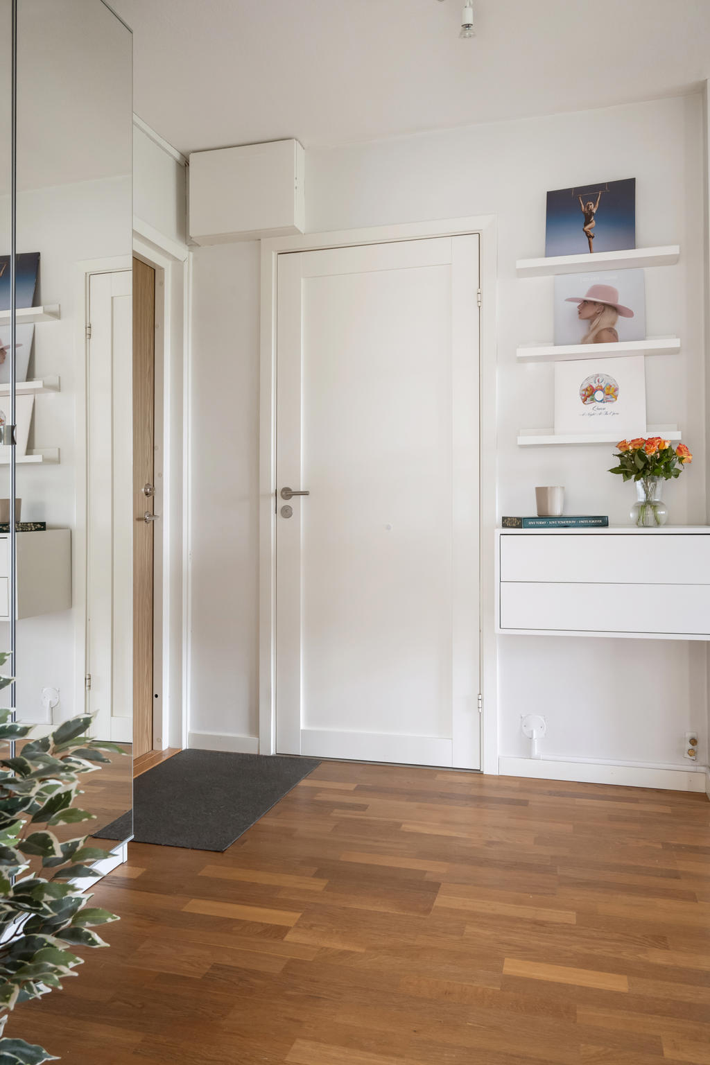 Hall med dörr in till badrum 