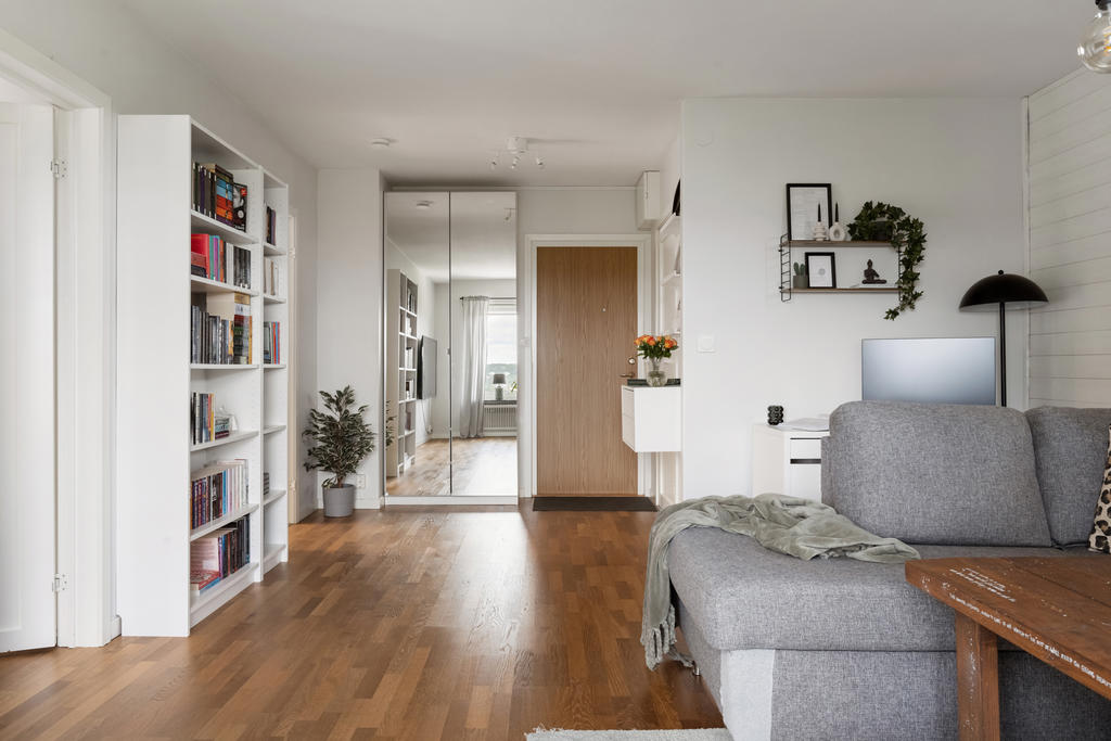 Fin rymd med öppen planlösning mellan hall och vardagsrum