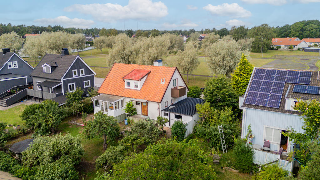 Svangatan 3 – ett rymligt hem med många möjligheter för dig som vill sätta din egen prägel.