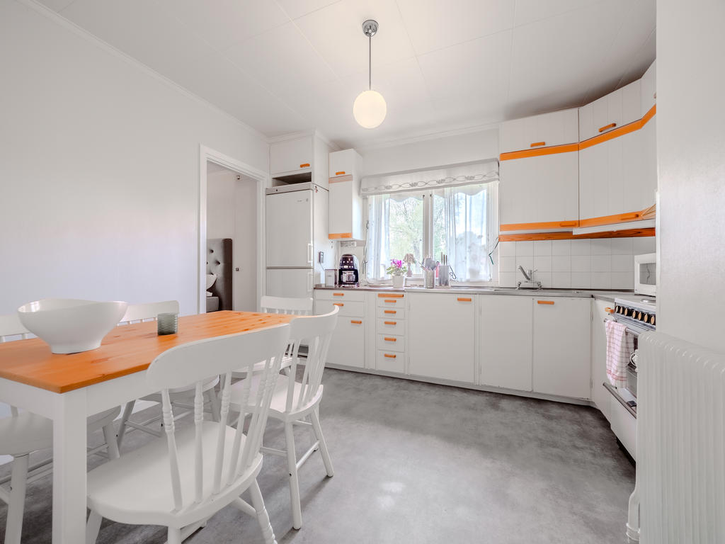 Kök med plats för matbord