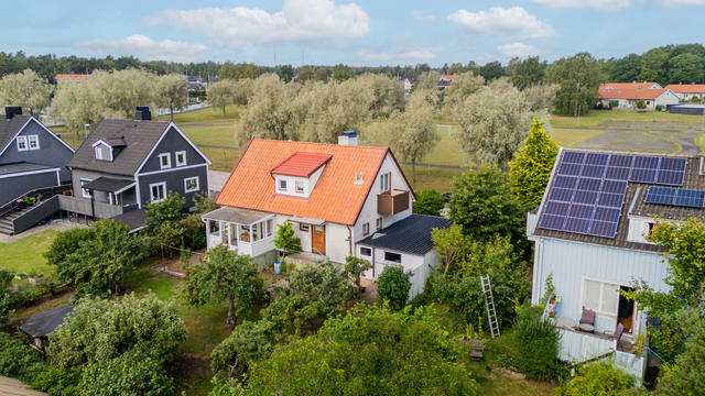 Svangatan 3 – ett rymligt hem med många möjligheter för dig som vill sätta din egen prägel.