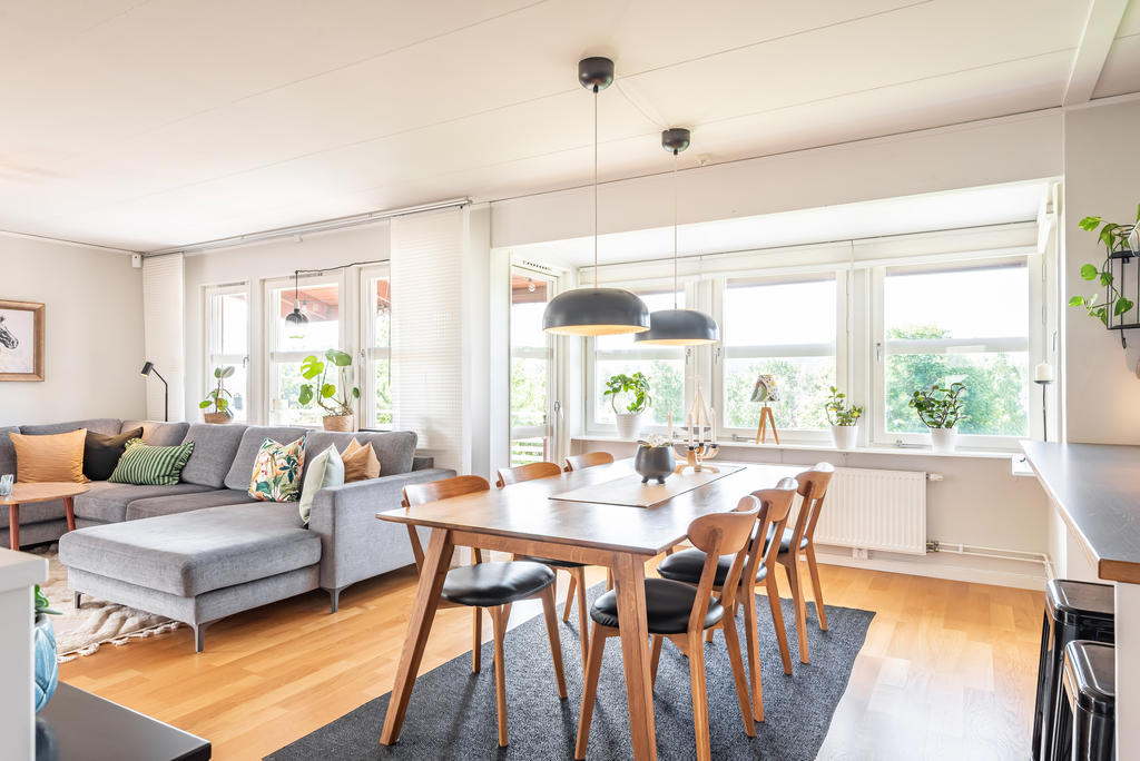 Öppen planlösning mellan köket och vardagsrummet. 