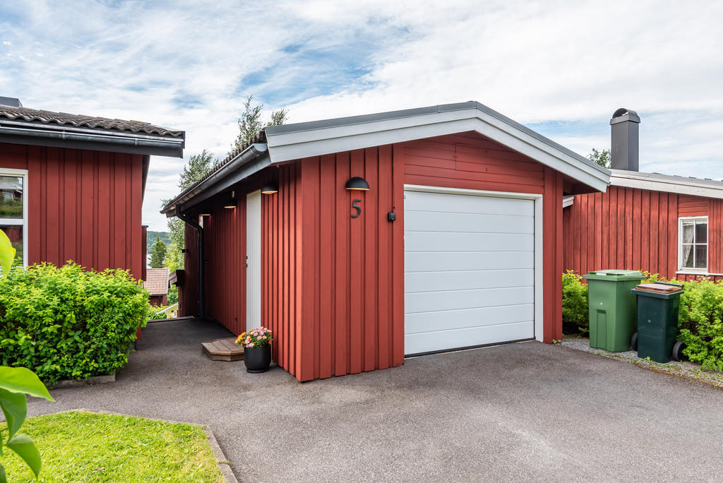 I garagebyggnaden finns det även ett förråd som nu används som gym!