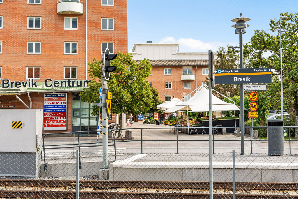Breviks Centrum i närområde
