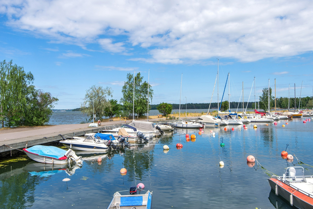 Breviks Båthamn på bekvämt gångavstånd
