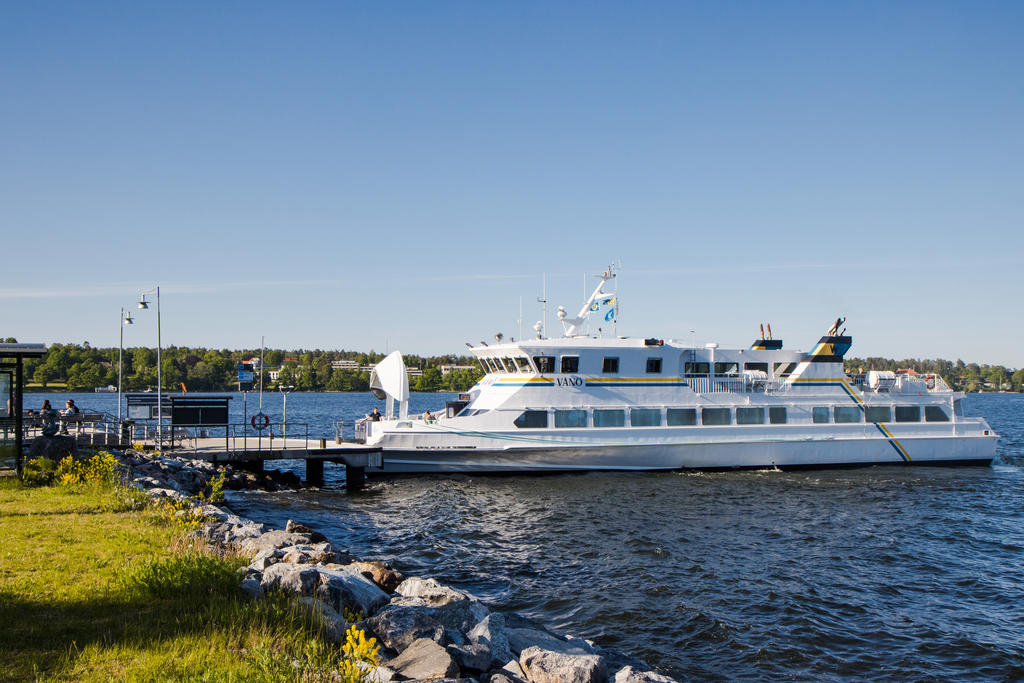 Båttrafik ifrån närliggande Gåshaga brygga