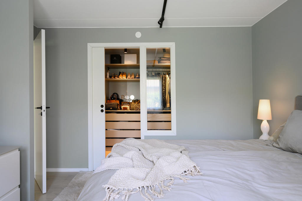 Sovrum med ingång till walk in closet