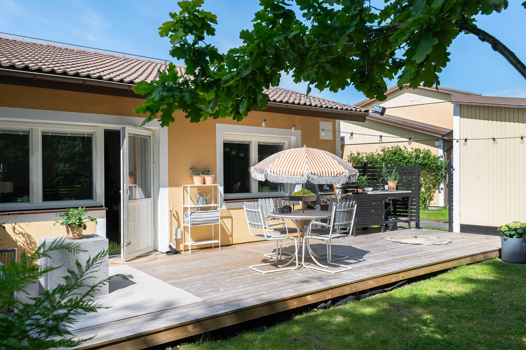 Välkomnande och härlig altan 