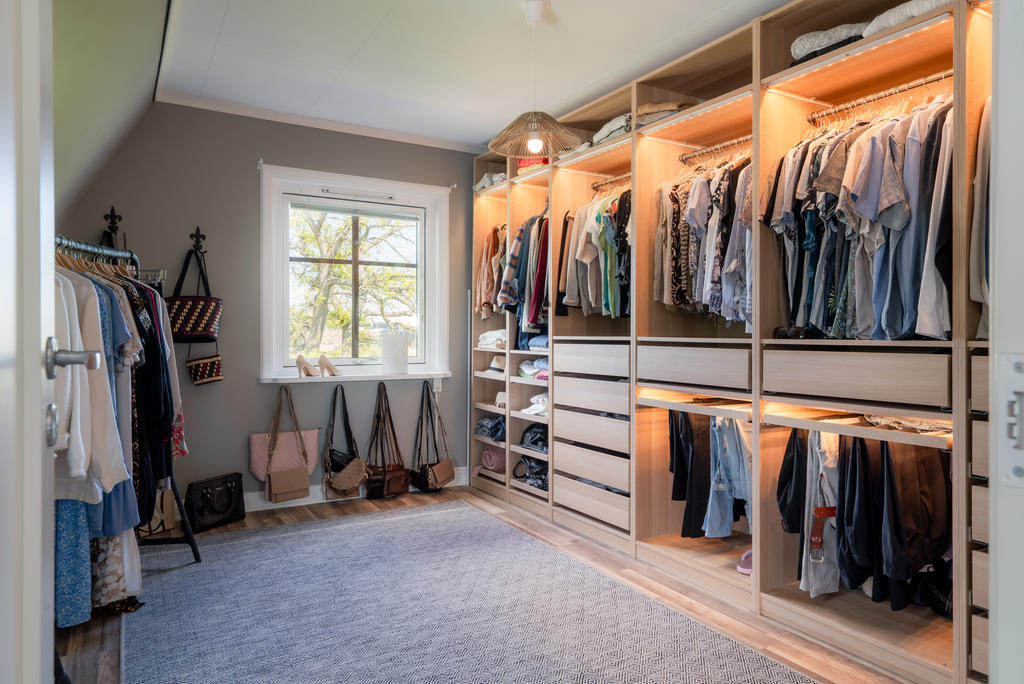 Sovrum 2 som idag används som  walk-in closet