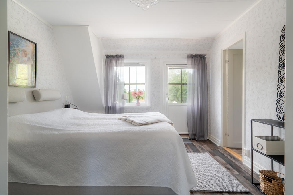 Sovrum 1 med gott om plats för förvaring och utgång till balkong