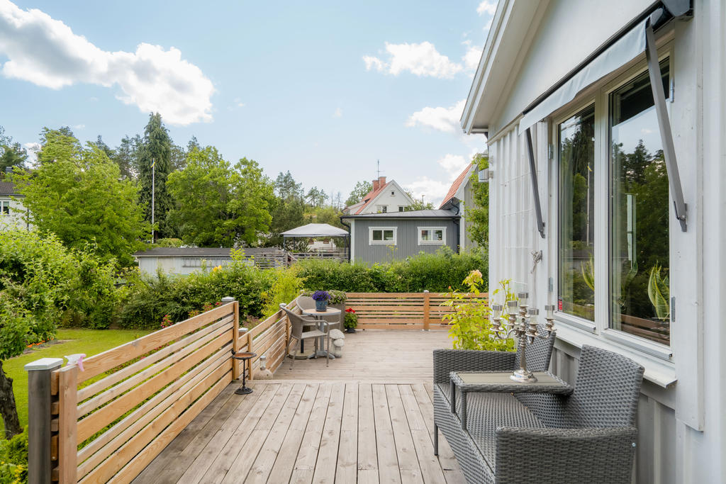 Altandäck med staket runt som ger en ombonat känsla