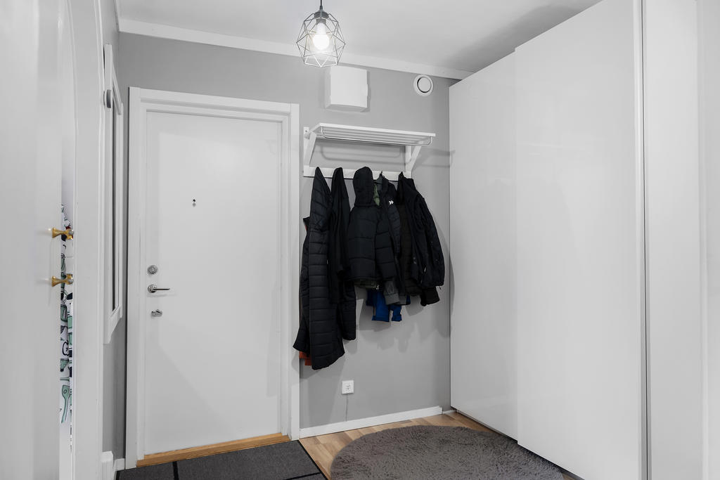 Hall med garderober.