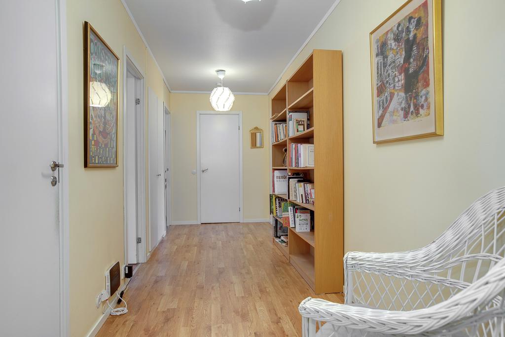 Stor hall och dörr in till walking closet