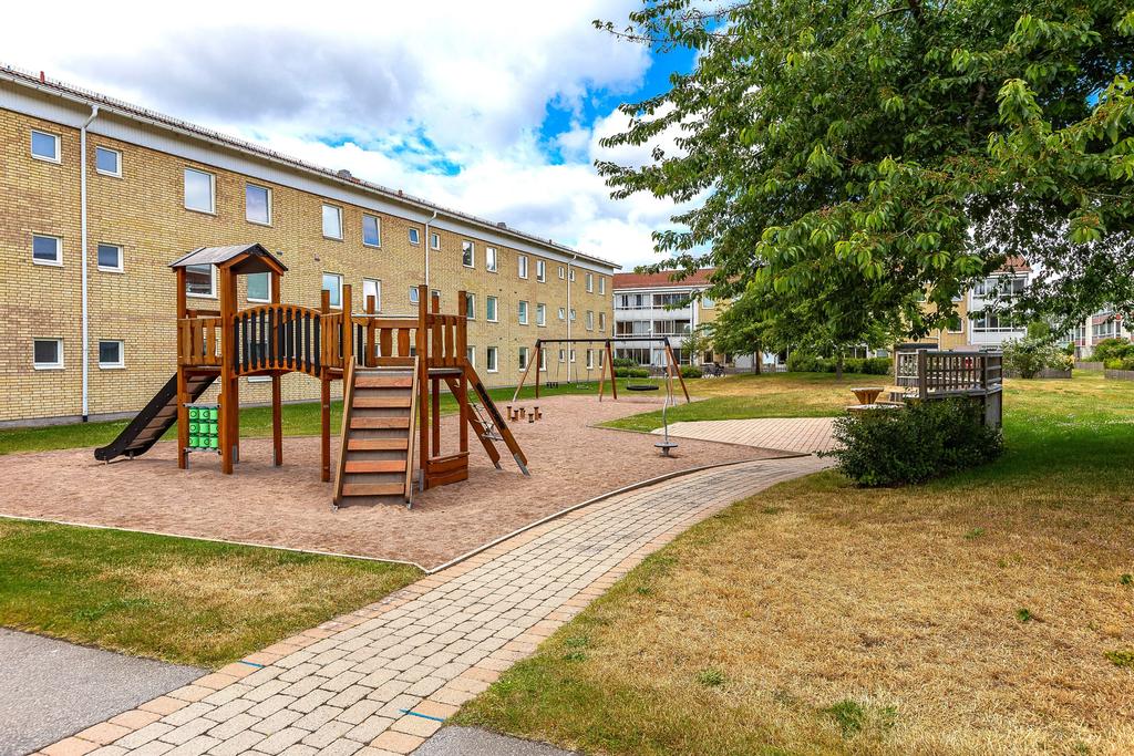 Lekplats med klätterställning och gungor ägd av Brf:en