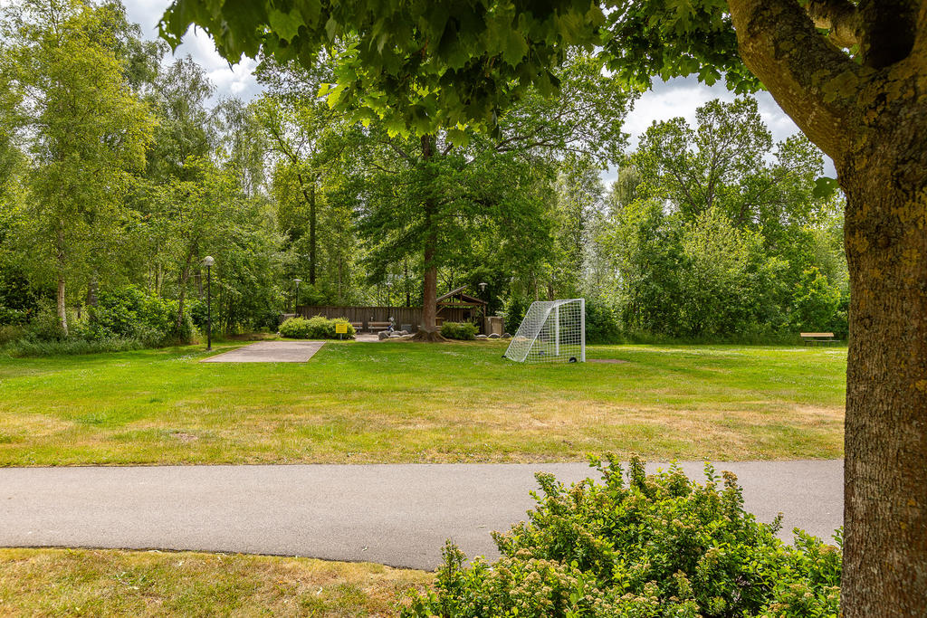 Vacker uteplats ett stenkast från lägenheten