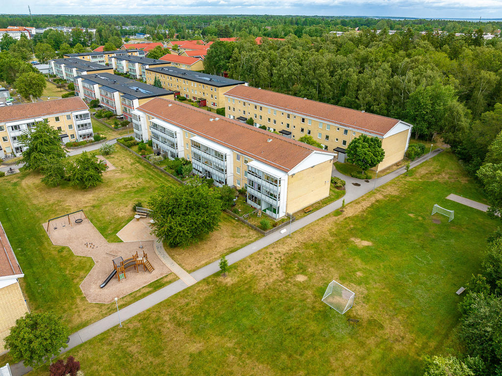 Lägenhet närhet till lekplats, boulbana, fotbollsplan och grillplats