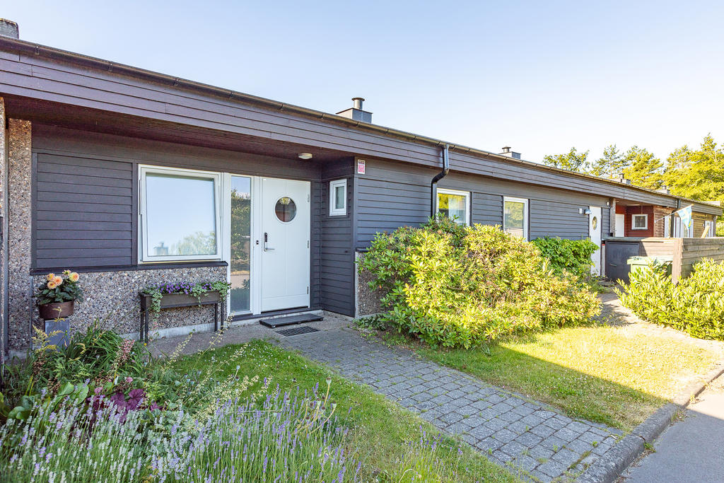 Lummig framsida  med både huvud- och groventré