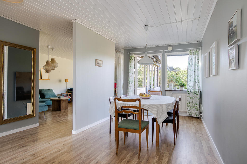 Plats för stor matgrupp och här finns utgång till innergården