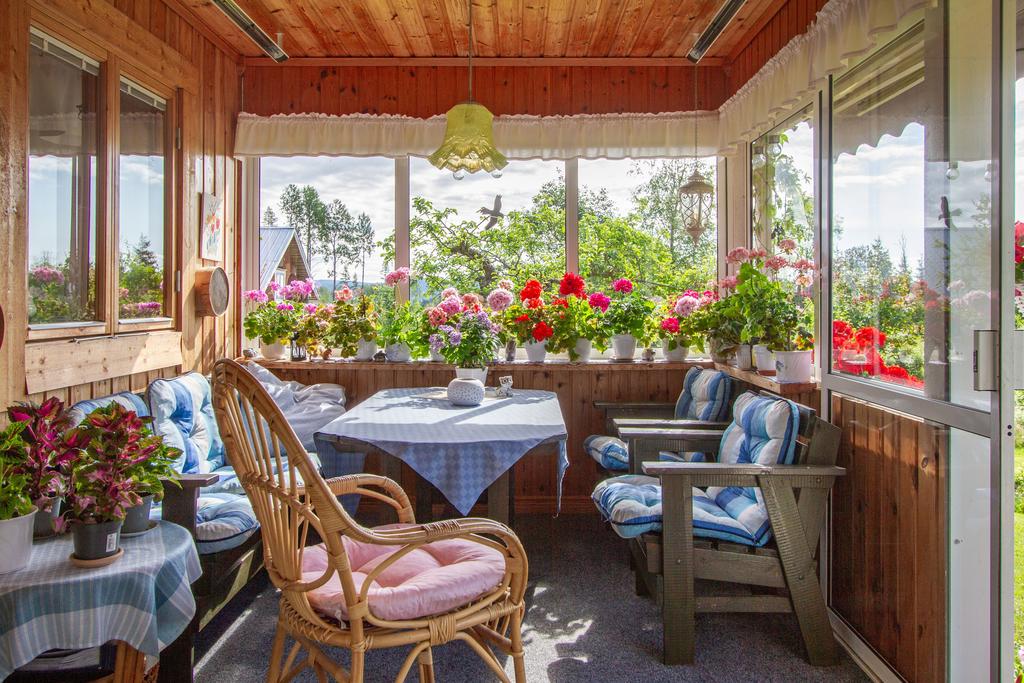 Inglasad veranda under tak