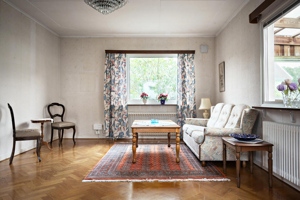 Vardagsrummet har plats för både soffa och matbord