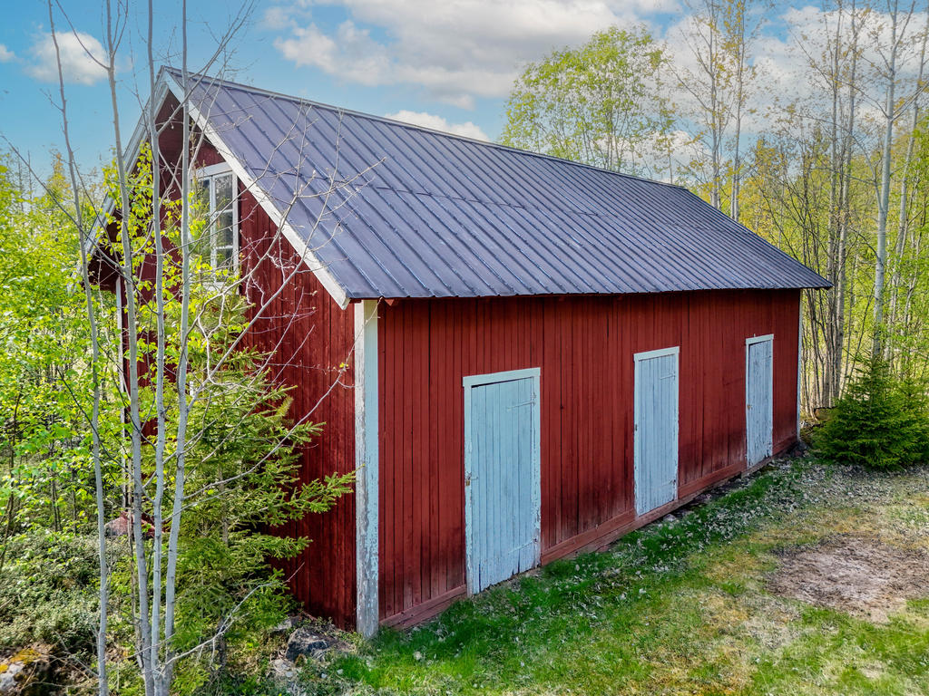 Uthusbyggnad med förråd