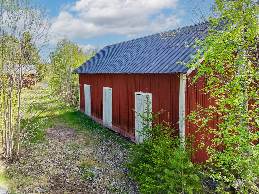 Uthusbyggnad med förråd