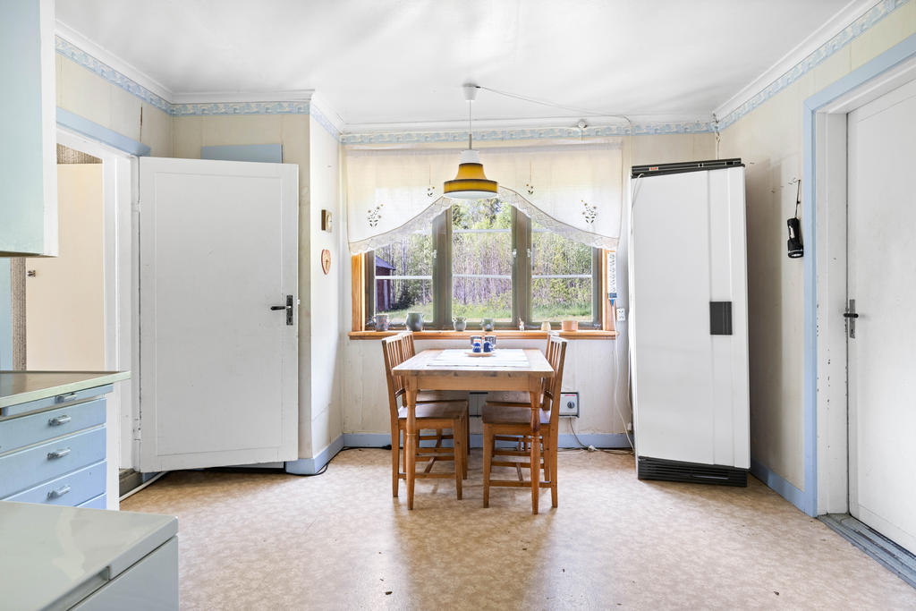 Kök med plats för matbord
